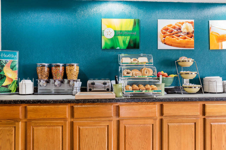 Food & Drinks 5, Quality Inn & Suites Bloomington I-55 And I-74, McLean