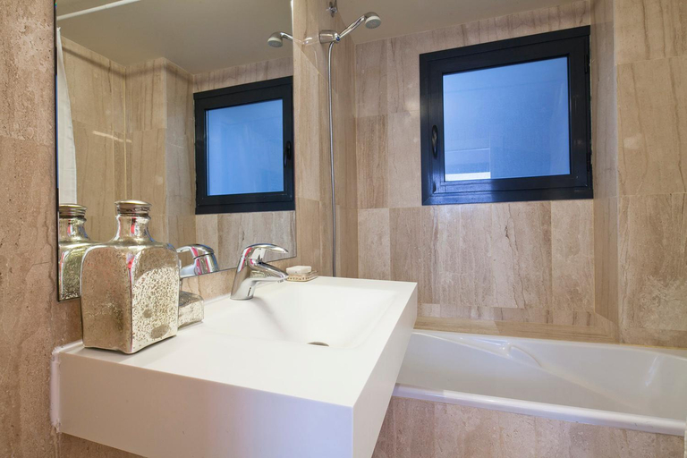 Bathroom 4, Private Pool Garden Apartments, Barcelona