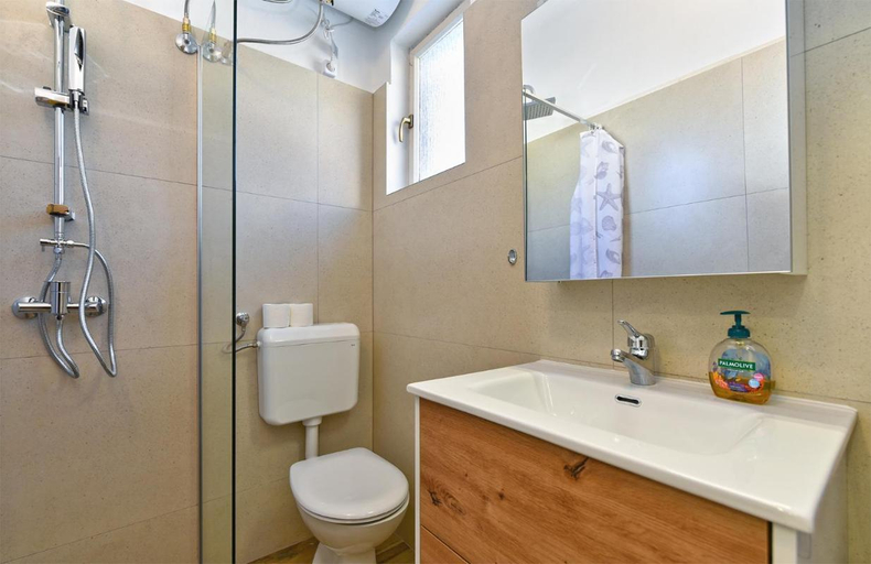 Bathroom 2, Stylish family retreat with shared pool, Fažana