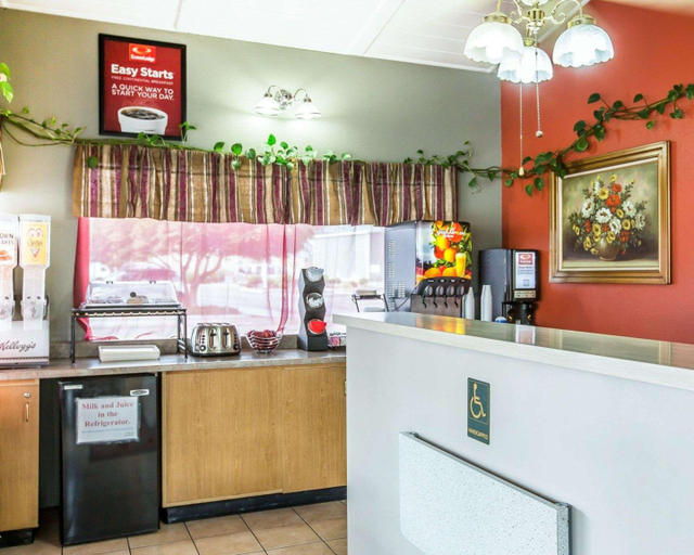 Public Area 3, Econo Lodge Inn & Suites, Siskiyou