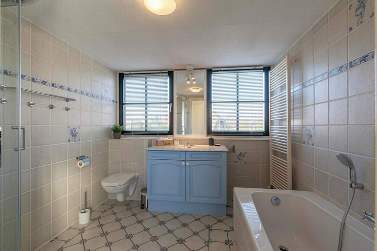 Bathroom 4, Dutch Beach Hideaway w/ Parking, Zijpe