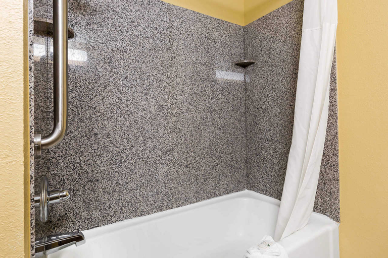 Bathroom 4, Quality Inn & Suites Bloomington I-55 And I-74, McLean