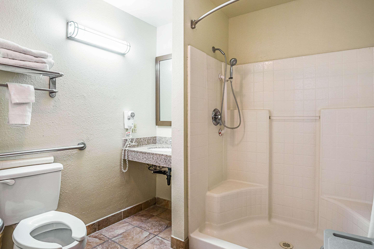Bathroom 4, Rodeway Inn & Suites Lake Havasu City, Mohave