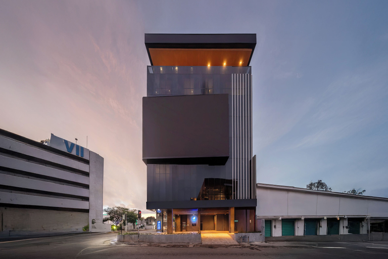 Exterior & Views