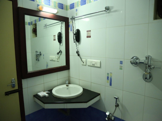 Bathroom, Sri Aarvee Hotel - Coimbatore, Coimbatore