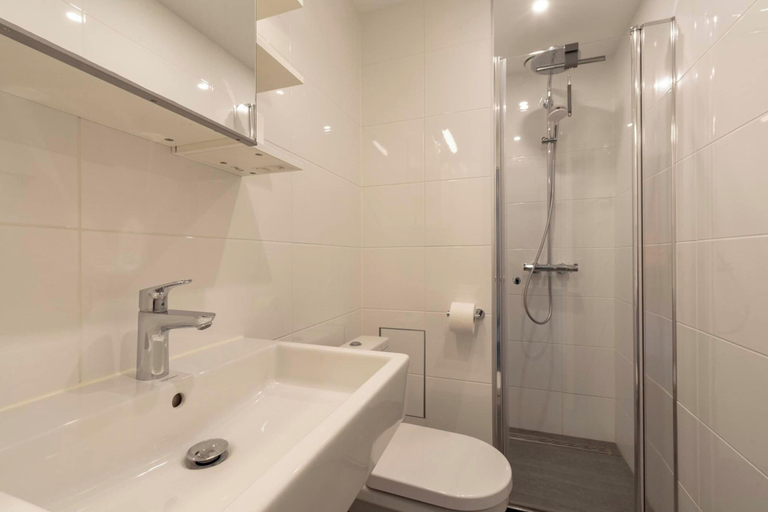 Bathroom 3, Beach Apartment 5 for 4 guests in Callanstoog, Zijpe