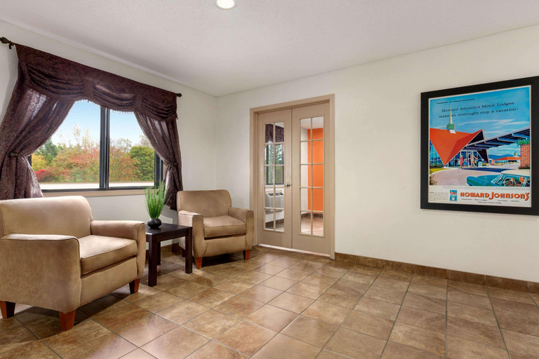 Public Area 2, Howard Johnson by Wyndham Waterloo/Cedar Falls, Black Hawk