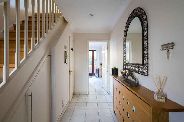 Others 5, Spacious 2 Bed Apartment with Garden in Fulham, London