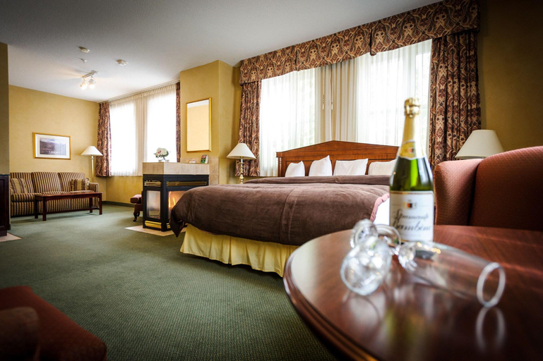 Bedroom 4, Peterborough Inn & Suites Hotel, Peterborough
