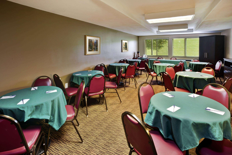 Food & Drinks 5, AmericInn by Wyndham Beaver Dam, Dodge