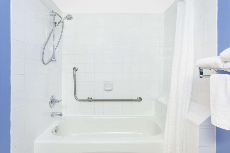 Bathroom 4, Super 8 by Wyndham Fort Frances, Rainy River