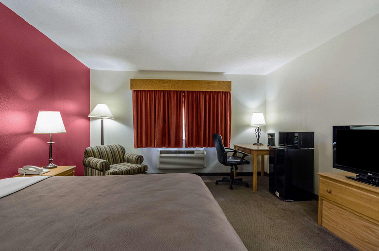 Bedroom 3, Rodeway Inn Newton, Harvey