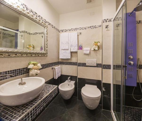 Bathroom 2, Hotel Petronio, Rimini