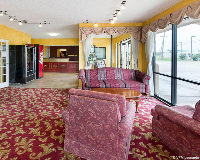 Exterior & Views 2, Econo Lodge Hillsboro I-35, Hill