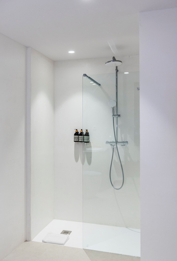 Bathroom 4, Hotel California, Barcelona