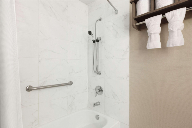 Bathroom 5, Surfbreak Oceanfront Hotel, An Ascend Hotel Collec, Virginia Beach