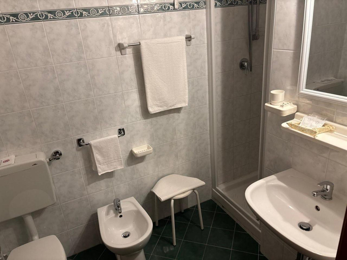 Bathroom 3, Albergo Edera, Parma