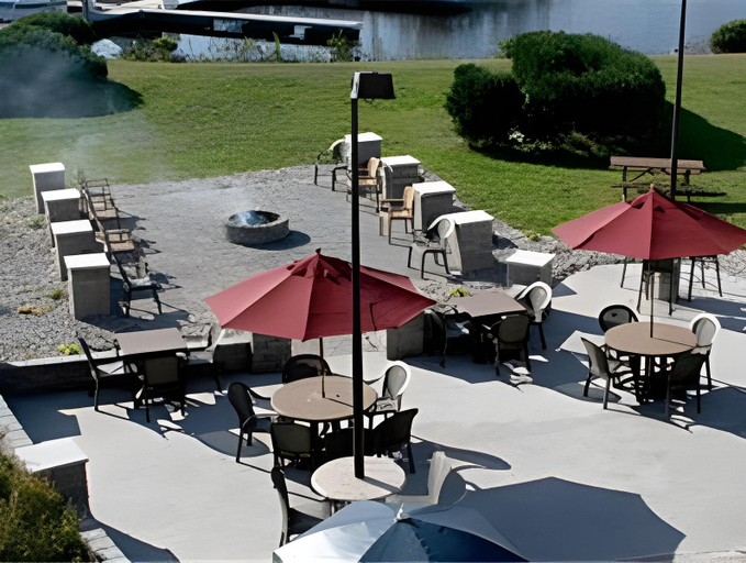 Food & Drinks 5, Barkers Island Inn Resort, Douglas