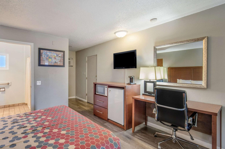 Bedroom 4, Econo Lodge Inn & Suites, Siskiyou