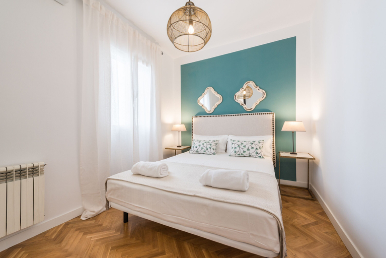 Room 4, 4pax. With 2 Bds. & 2 Bathrooms Next to Atocha Train Station, Madrid