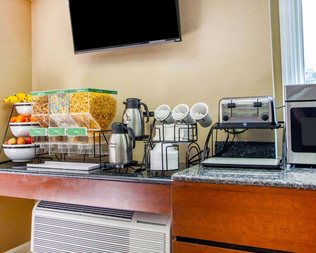 Food & Drinks 5, Comfort Inn Edison - New Brunswick, Middlesex