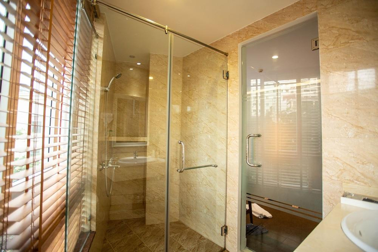 Bathroom 4, Dinh Hotel, Cầu Giấy