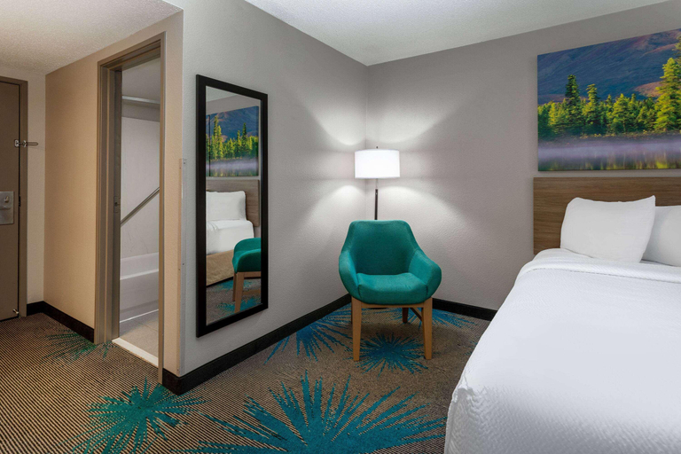Bedroom 3, Days Inn & Suites by Wyndham Denver INTL, Denver