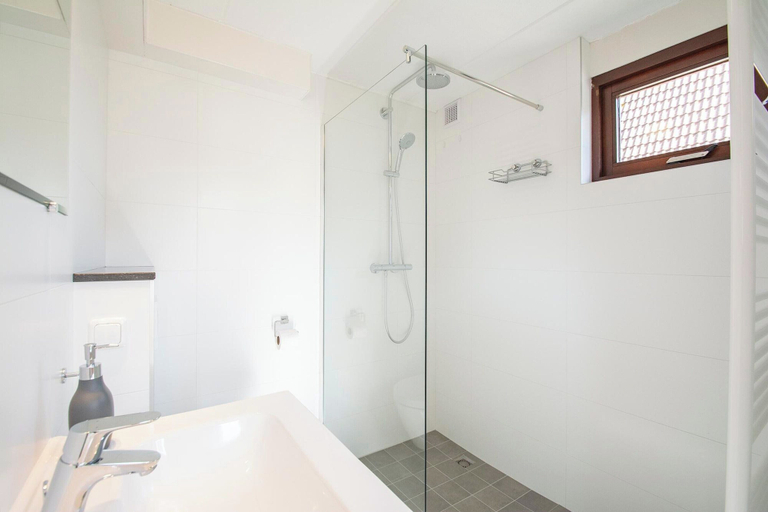 Bathroom 3, Yperhof 66 Holiday Home for 6 Guests on Cost, Den Helder