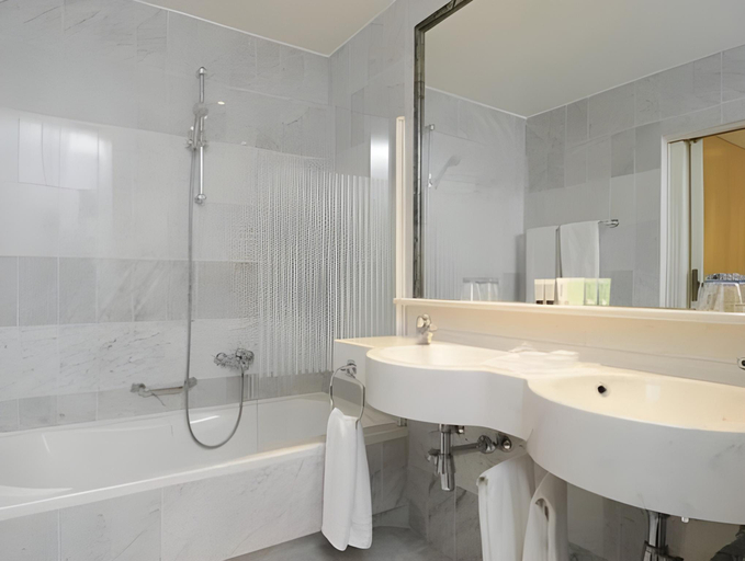 Bathroom 3, Hotel Atlanta Knokke, West-Vlaanderen
