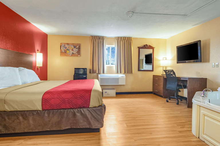 Bedroom 5, Econo Lodge Kent Area, Portage
