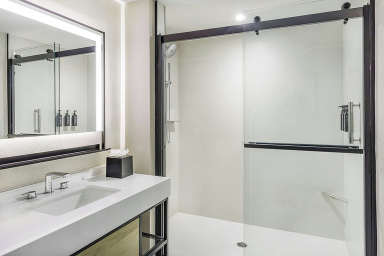 Bathroom 5, Sheraton Commander, Cambridge
