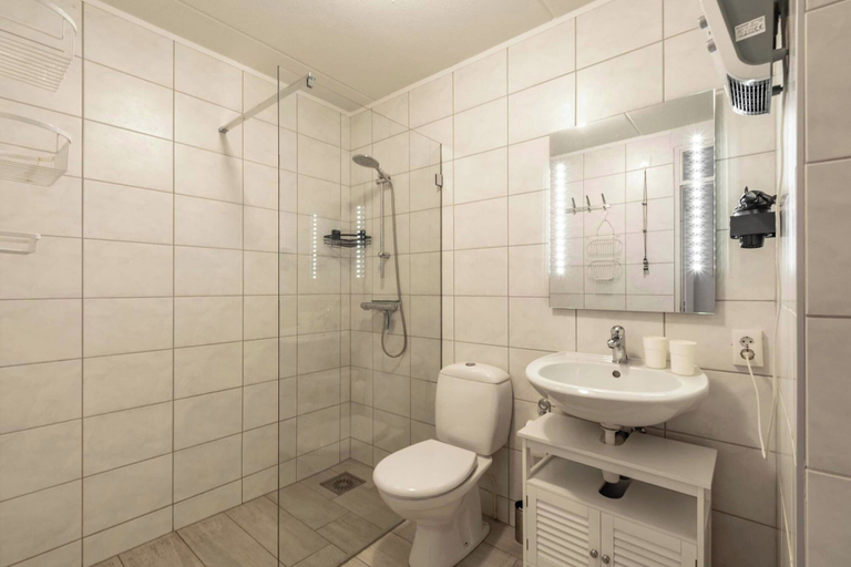 Bathroom 4, Beach Apartment 7 for 4 guests in Callanstoog, Zijpe