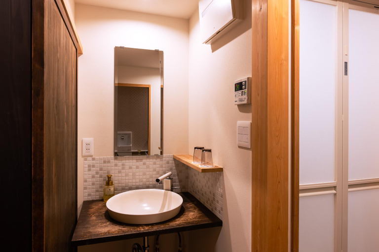 Bathroom 3, Rinn Rokujo Machiya, Kyoto
