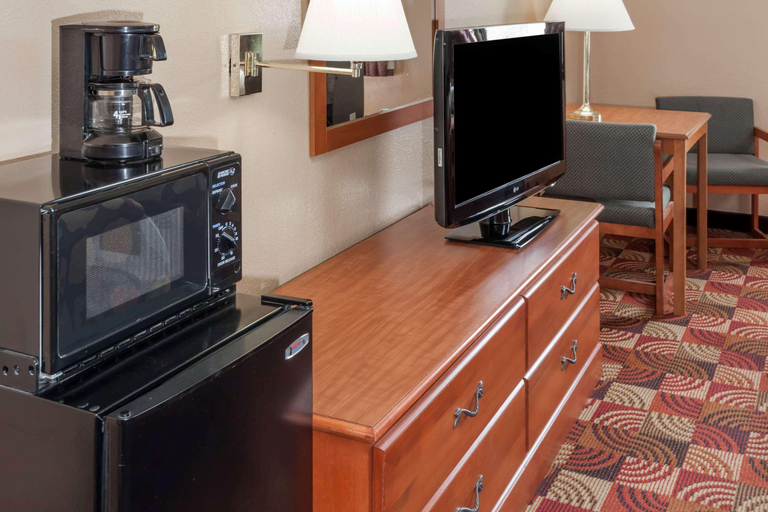 Bedroom 3, Super 8 by Wyndham Shipshewana, LaGrange