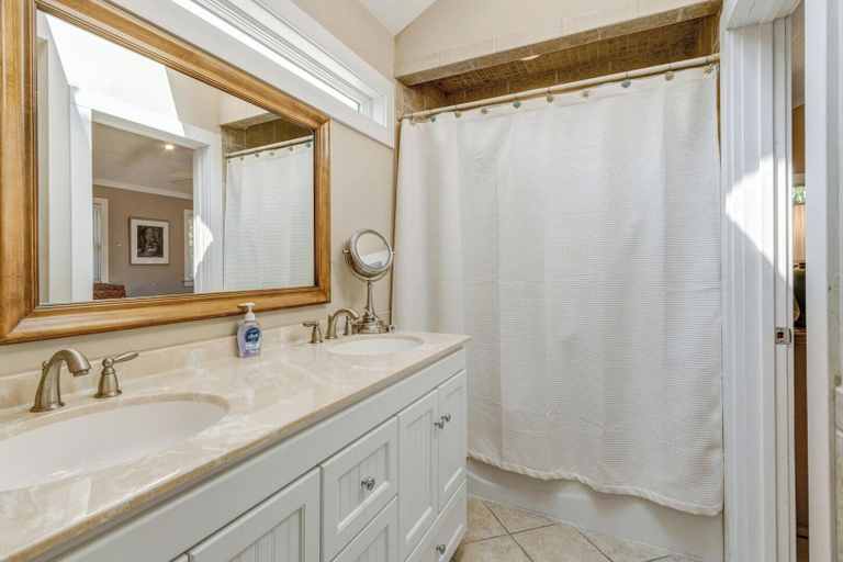 Bathroom 3, OAK Avenue 3, Sussex
