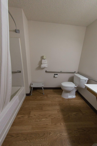 Bathroom 4, Super 8 by Wyndham Williams Lake, Cariboo