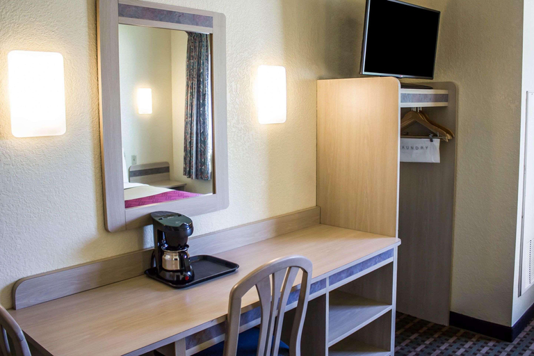 Bedroom 4, Econo Lodge Meadville, Crawford