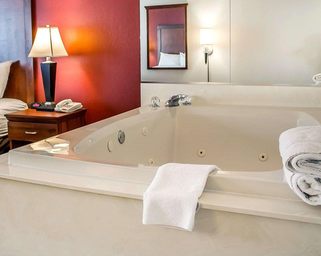 Bathroom 4, Quality Inn Lima Northeast, Allen
