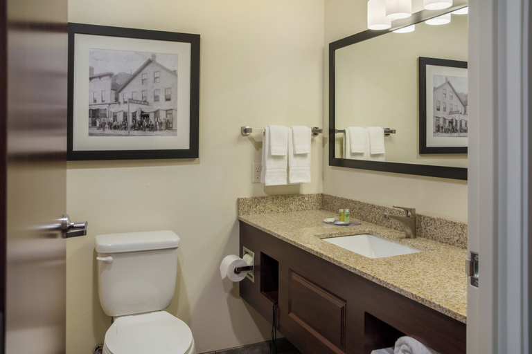 Bathroom 4, Cobblestone Inn & Suites - Ashland, Ashland