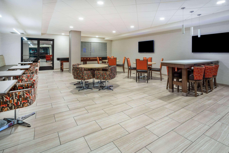 Public Area 2, Days Inn & Suites by Wyndham Denver INTL, Denver