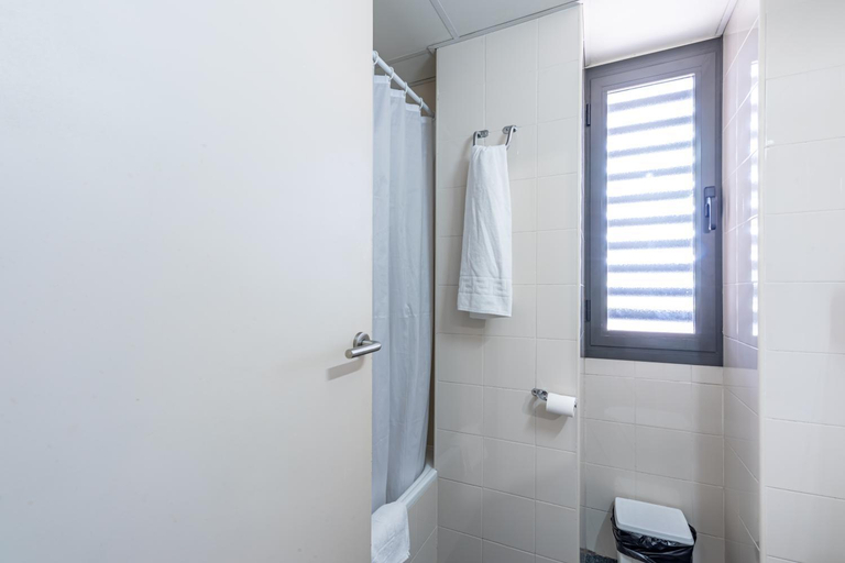 Bathroom 4, Residencia Universitaria Resa Giner de Los Rios, Madrid