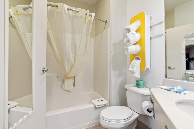 Bathroom 4, Scottish Inns & Suites Harrisburg - Hershey North, Dauphin