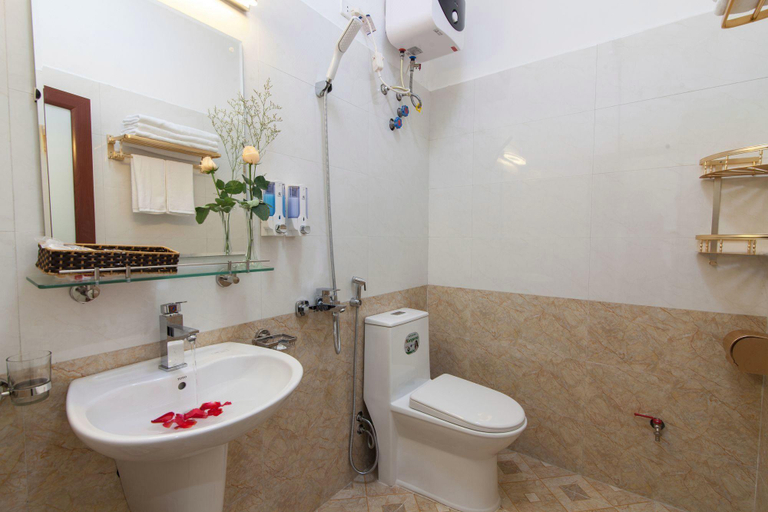 Bathroom, Luxury Airport Hotel & Spa, Sóc Sơn