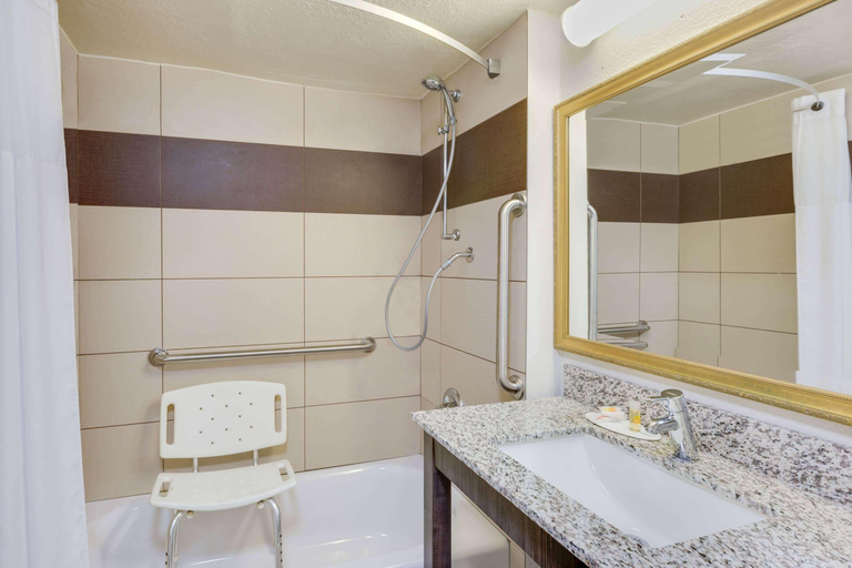Bathroom 5, Days Inn by Wyndham Birmingham/West, Jefferson