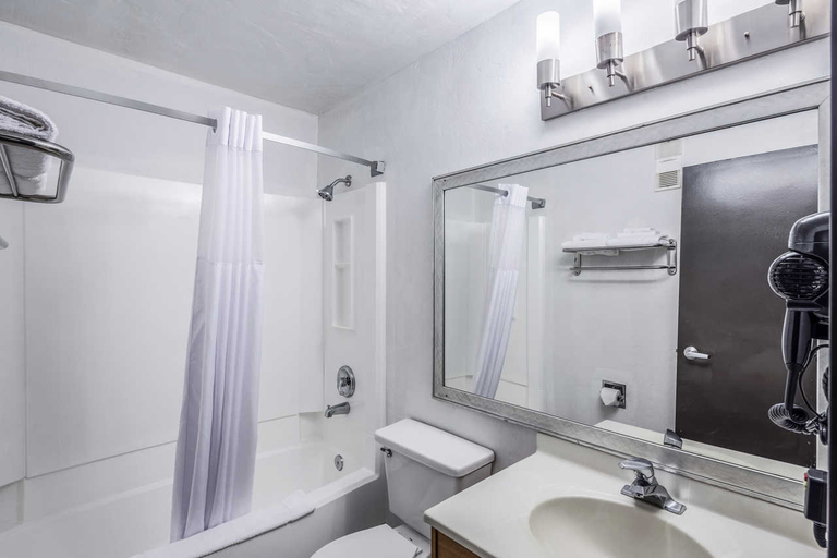 Bathroom 5, Quality Inn Othello, Adams