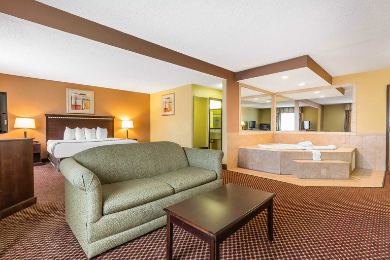 Public Area 2, Quality Inn & Suites Bloomington I-55 And I-74, McLean