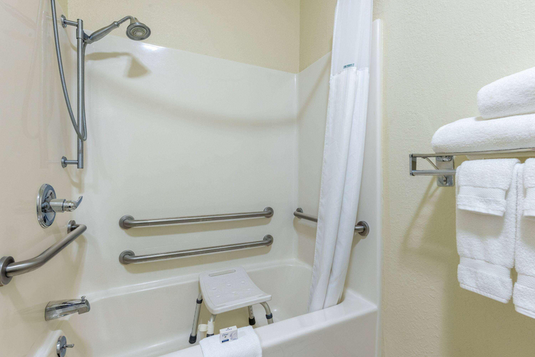 Bathroom 4, Baymont by Wyndham Kirksville University Area, Adair