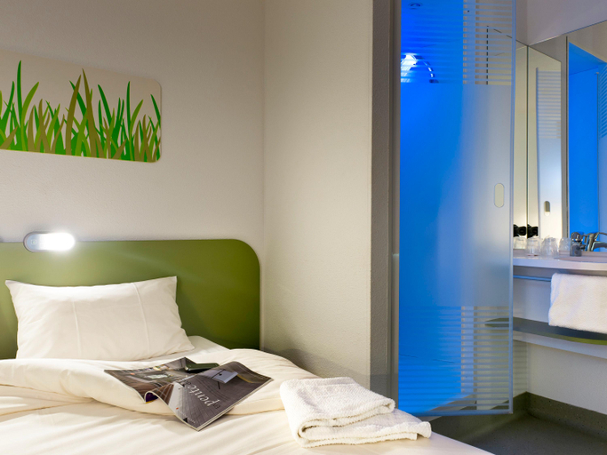 Bedroom 4, ibis budget Bordeaux le Lac, Gironde