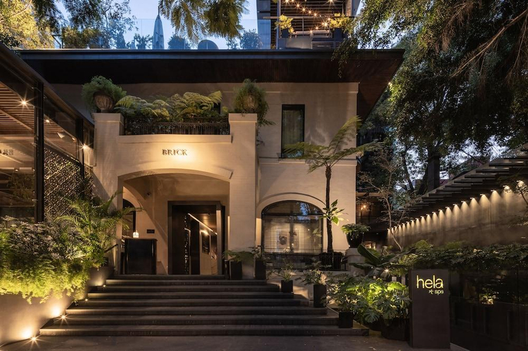 Exterior & Views