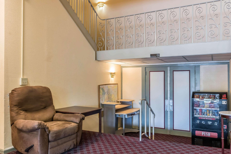 Public Area 2, Econo Lodge Airport, Berks